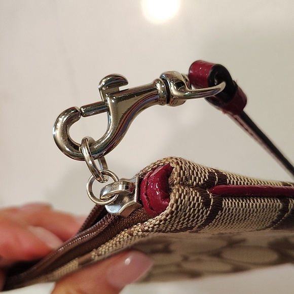 Coach Parker Signature Wristlet Tan And Crimson Red 6" x 4" Hang Tag - Picture 13 of 14